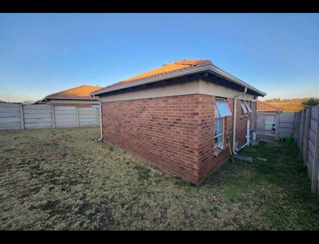 2 BEDROOM TOWNHOUSE FOR SALE IN THATCH HILL ESTATE